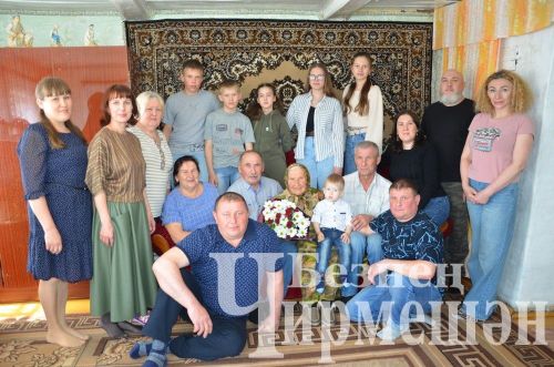Чирмешәннән 90 яшьлек Роза әби кунакларын үзе салган курник белән сыйлады