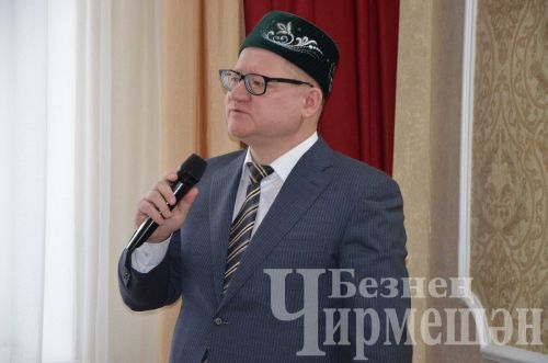 Рафаэль Шакиров ун авылдашына “Безнең Чирмешән”гә подписка бүләк итте