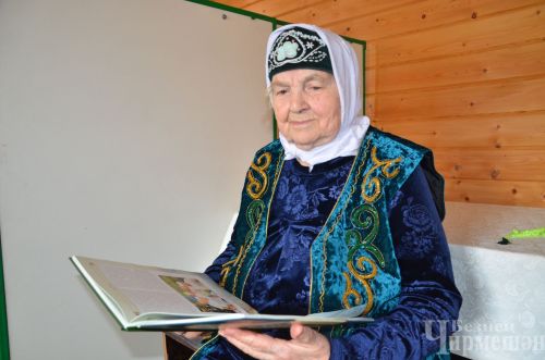 Кара Чишмәдән Сания Мәссарова өченче югары белемне, пенсиягә чыккач алган