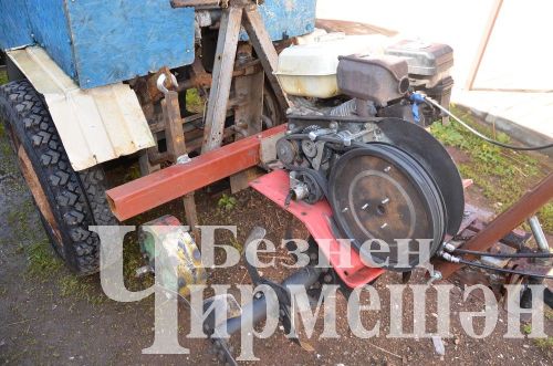 Бәркәтәдән Камил Минхәеровның тракторы җәен дә, кышын да тик тормый