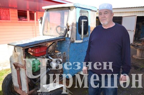 Бәркәтәдән Камил Минхәеровның тракторы җәен дә, кышын да тик тормый