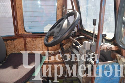 Бәркәтәдән Камил Минхәеровның тракторы җәен дә, кышын да тик тормый