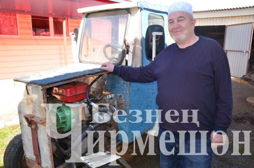 Бәркәтәдән Камил Минхәеровның тракторы җәен дә, кышын да тик тормый