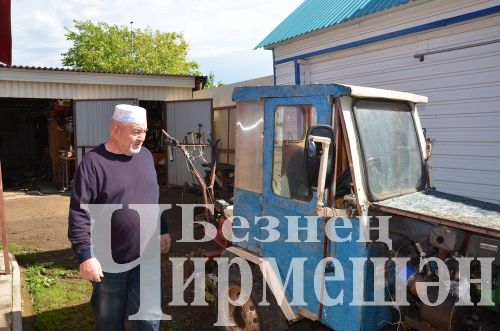 Бәркәтәдән Камил Минхәеровның тракторы җәен дә, кышын да тик тормый
