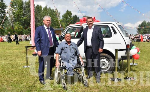 Әмир авылы көненнән Илдус Җиһаншин өр-яңа бүләк машина алып китте