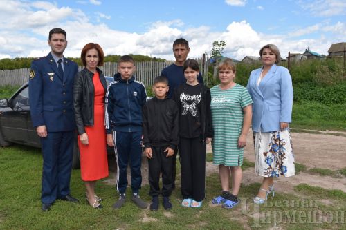 Иске Үтәмештән күп балалы гаиләне бүләкләр белән сөендерделәр