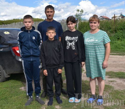 Иске Үтәмештән күп балалы гаиләне бүләкләр белән сөендерделәр