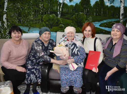 Кара Чишмә авылыннан Нәсимә Идиятованы Путин да котлаган