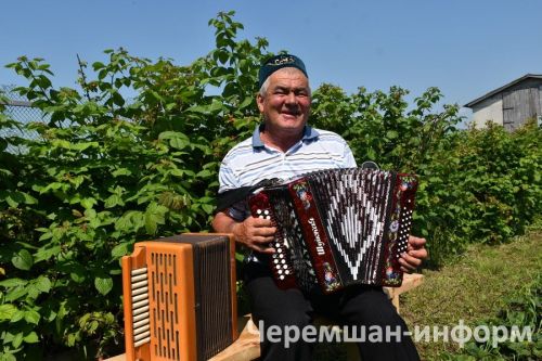 Түбән Кәминкә гармунчысының 60 еллык тальяны әле дә моң чыгара