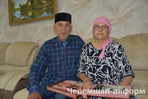 Утыз Имәннән Вәлиуллиннар йортындагы чәчәкләр кышын да “шиңми”
