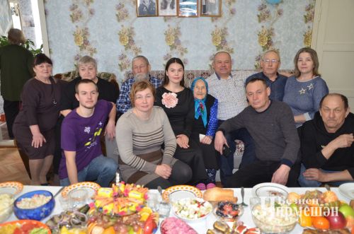 Әккәрәй авылыннан Елена Калмыкованың юбилеена ярты авыл җыелды