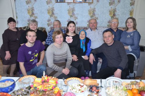 Әккәрәй авылыннан Елена Калмыкованың юбилеена ярты авыл җыелды