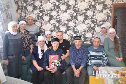 Түбән Кәминкәдән 90 яшьлек Мингаяз бабай иртәсен зарядкадан башлый