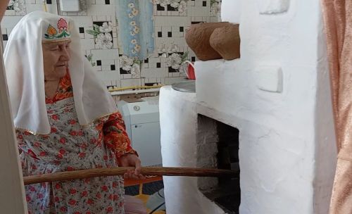 Лашманнан Мәснуга әби “оныкларын” чүлмәктә пешкән мич ашы белән сыйлады