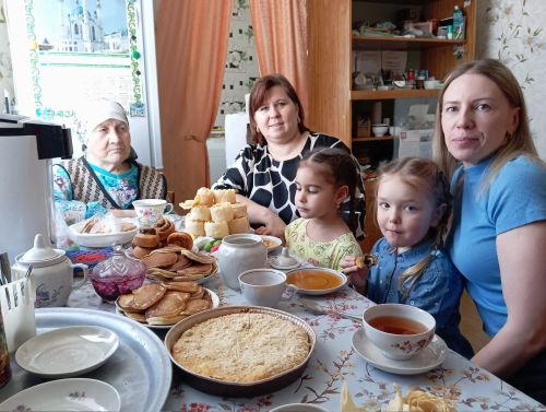 Лашманнан Мәснуга әби “оныкларын” чүлмәктә пешкән мич ашы белән сыйлады