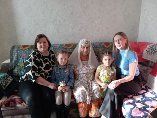 Лашманнан Мәснуга әби “оныкларын” чүлмәктә пешкән мич ашы белән сыйлады