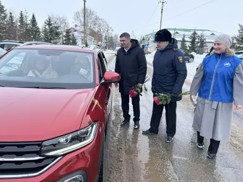 Чирмешәннең юл инспекторлары автоледиларны чәчәкләр белән сөендерде