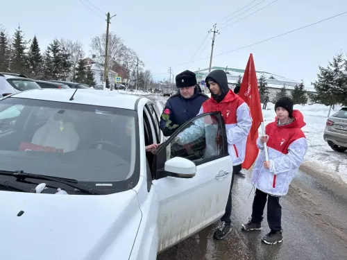 Чирмешәннең юл инспекторлары автоледиларны чәчәкләр белән сөендерде