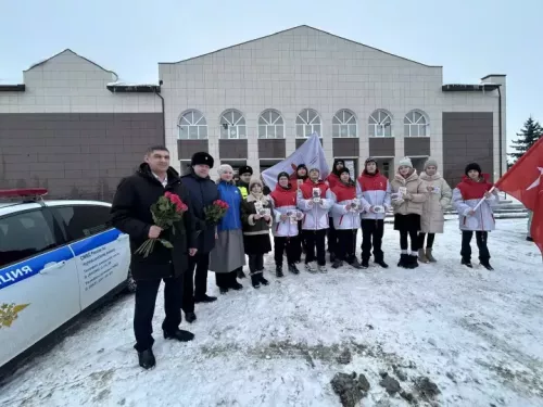 Чирмешәннең юл инспекторлары автоледиларны чәчәкләр белән сөендерде