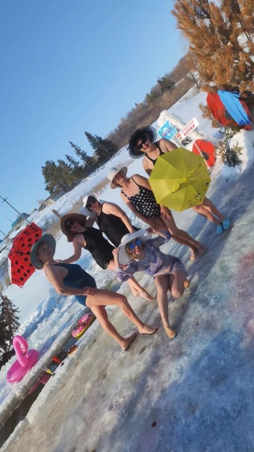 Әккәрәйлеләр боз өстендә пляжда кызынды