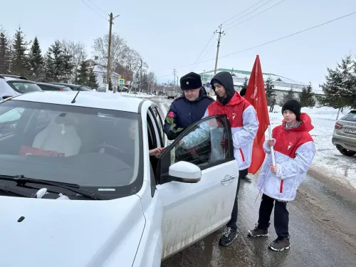 В Черемшанском районе автоледи получили поздравления с 8 Марта прямо на дорогах
