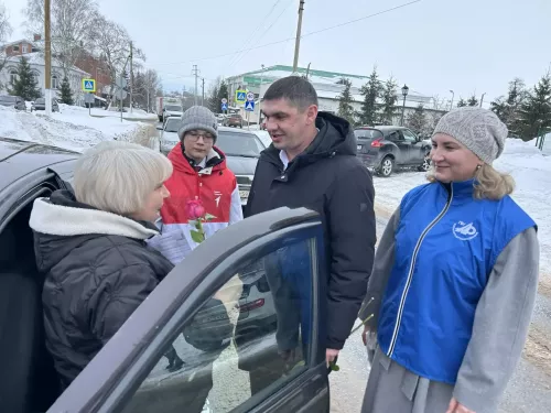 В Черемшанском районе автоледи получили поздравления с 8 Марта прямо на дорогах