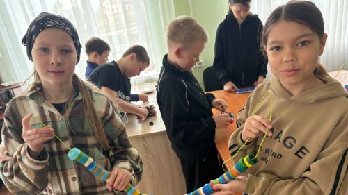 Библиотекари из Нижней Каменки из пластиковых бутылок сделали горшки для цветов