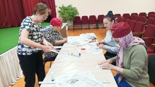 Библиотекари из Нижней Каменки из пластиковых бутылок сделали горшки для цветов
