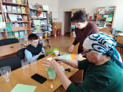 Библиотекари из Нижней Каменки из пластиковых бутылок сделали горшки для цветов