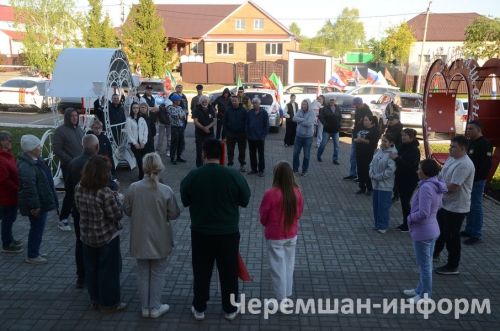 Около 50 легковых автомобилей проехали по улицам Черемшана в автопробеге ко Дню Победы