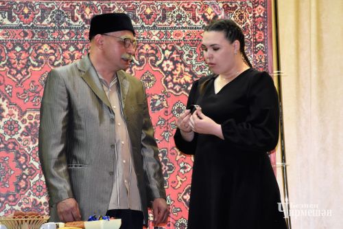 Әмирлеләр яңа спектакль күрсәттеләр