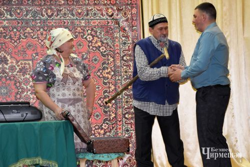 Әмирлеләр яңа спектакль күрсәттеләр