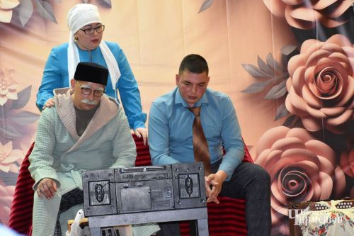 Әмирлеләр яңа спектакль күрсәттеләр