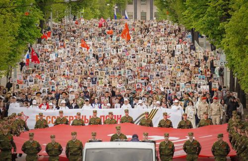 «Бессмертный полк» в Казани: очное шествие, парад и салют — полная программа 9 Мая