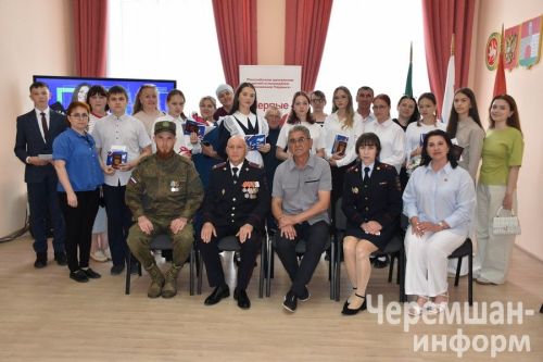 Чирмешәндә Россия көне уңаеннан тугыз якташыбызга паспортлар тапшырылды