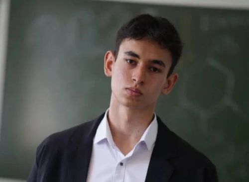 Лашманнан Риназ Әбүнәгыймов физикадан 100 баллга ия