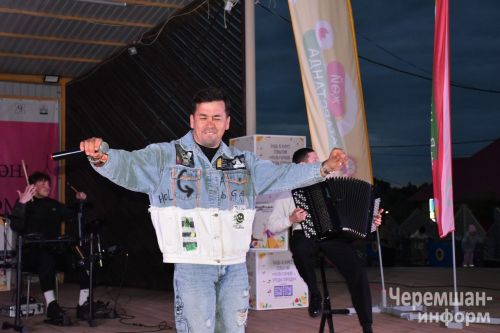 В День молодежи в Черемшане показали огненное шоу