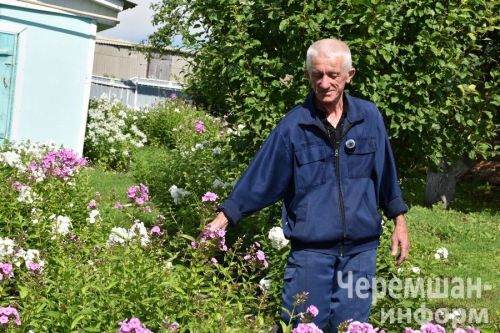 Түбән Чегодайдан мич чыгару остасы чәчәкләр үстерергә дә вакыт таба