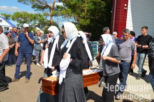 Түбән Камада һәлак булган биш яшьлек Еваны Яңа Элмәледә җирләделәр
