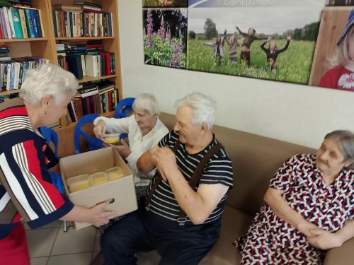 Жильцам Черемшанского дома-интерната престарелых и инвалидов подарили мед
