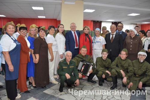 В Черемшане августовская педагогическая конференция стартовала благотворительной ярмаркой