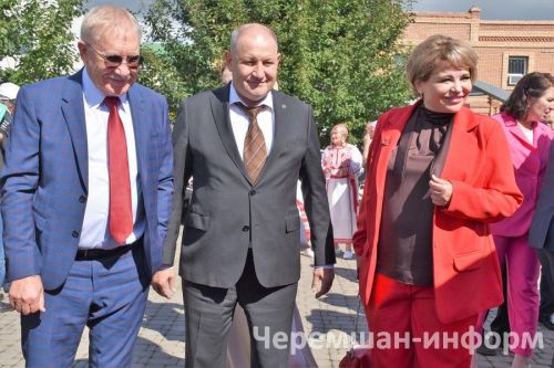 В Черемшане августовская педагогическая конференция стартовала благотворительной ярмаркой