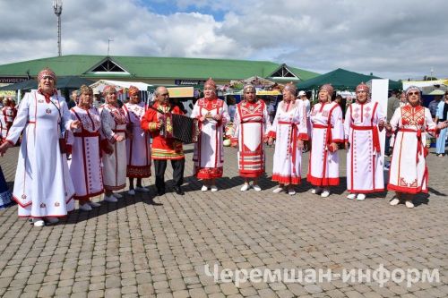 В Черемшане августовская педагогическая конференция стартовала благотворительной ярмаркой