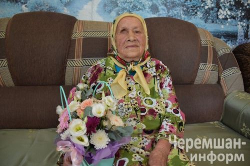 Сосновка авылыннан Ольга Дютина  90 яшендә дә тик торырга яратмый