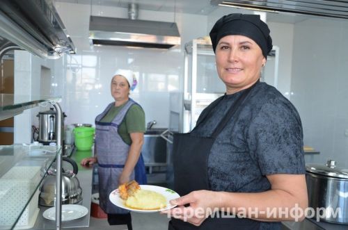 Иске Элмәле мәктәбе укучылары Белем көнендә яңа ашханәдә сыйланды