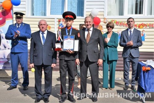 В Черемшанской кадетской школе-интернате праздник знаний открыли барабанщики