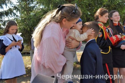 В Черемшанской кадетской школе-интернате праздник знаний открыли барабанщики