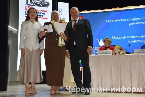 Чирмешән мөгалимнәренә бүләкләрне Мәскәүдән дә җибәргәннәр