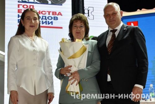 Чирмешән мөгалимнәренә бүләкләрне Мәскәүдән дә җибәргәннәр