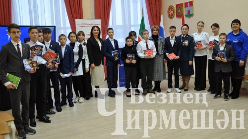 Россия Федерациясе Конституциясе көнендә 14 чирмешәнлегә паспорт тапшырдылар (ФОТОРЕПОРТАЖ)